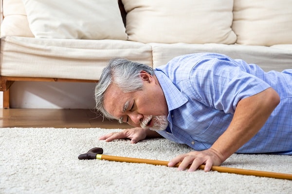 خطرات مرتبط با زمین خوردن سالمندان در منزل