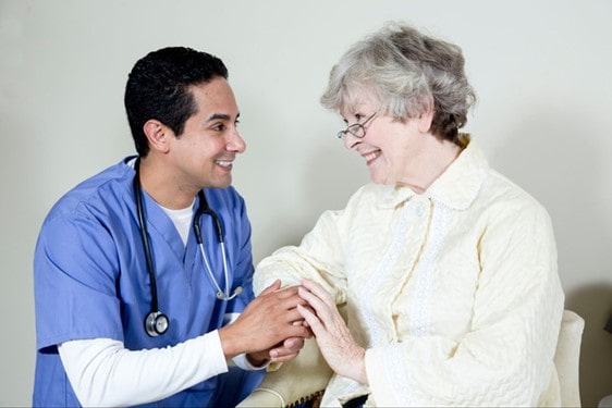 پرستار مرد برای مراقبت از سالمند