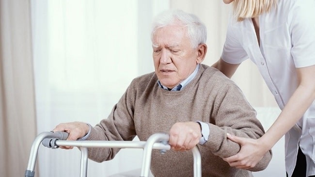 کمک کردن به حرکت بیمار سالمند بعد از سکته مغزی
