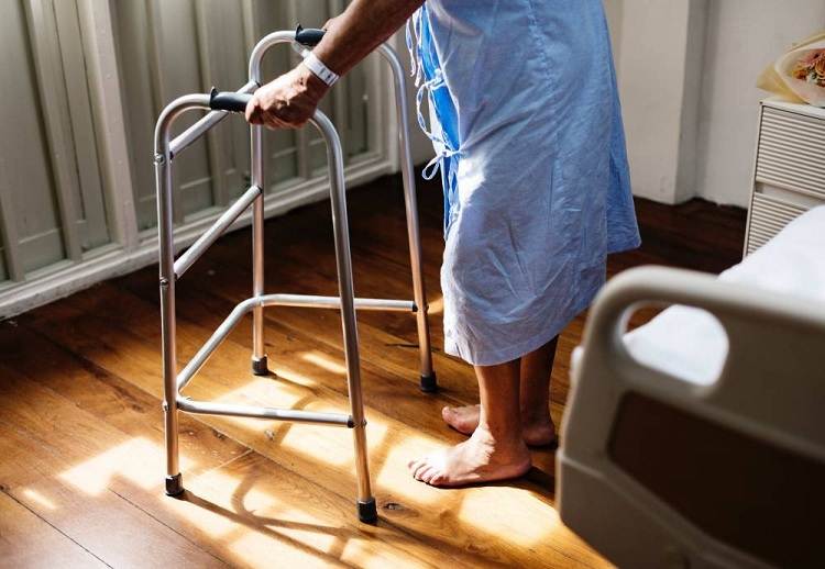 نگهداری و مراقبت از سالمند بعد از شکستگی لگن در خانه سالمندان