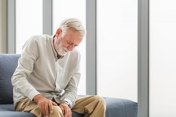 علائم زانو درد در سنین بالا چیست؟
