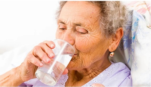 نگهداری و پرستاری از سالمند مبتلا به عفونت ادرار در خانه سالمندان